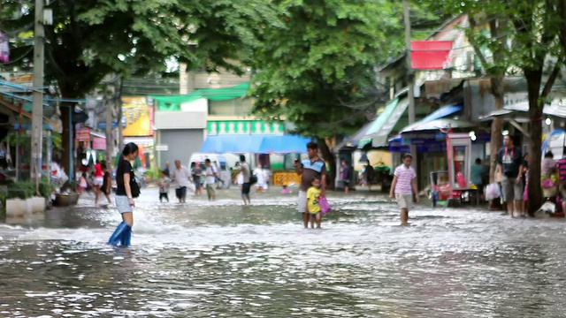 泰国曼谷街道被洪水淹没视频素材