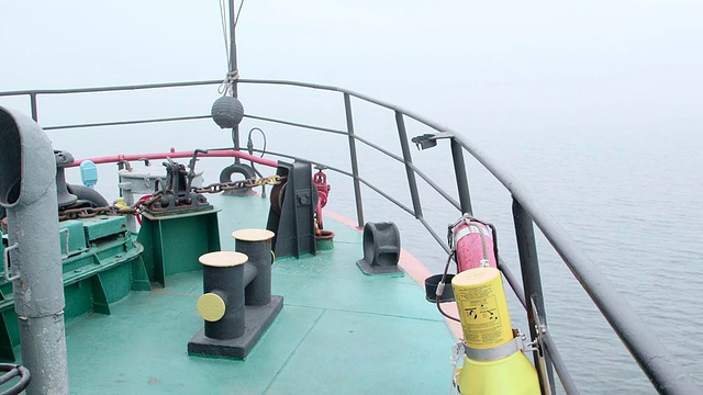 船在雾蒙蒙的海面上首航视频下载