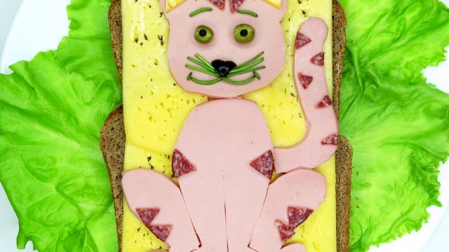 有创意的奶酪和萨拉姆猫形状的三明治视频素材