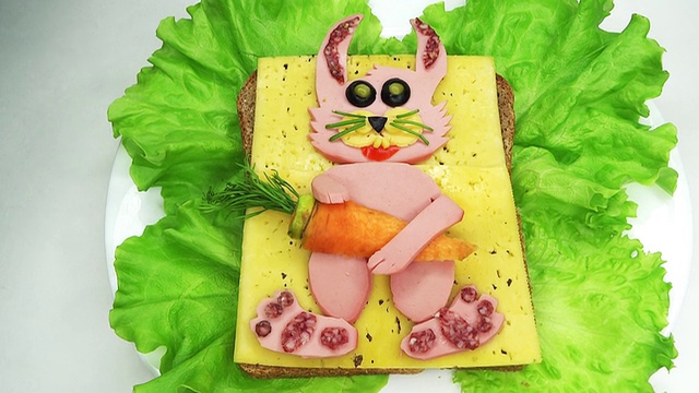 有创意的奶酪三明治和萨拉姆野兔形状视频素材