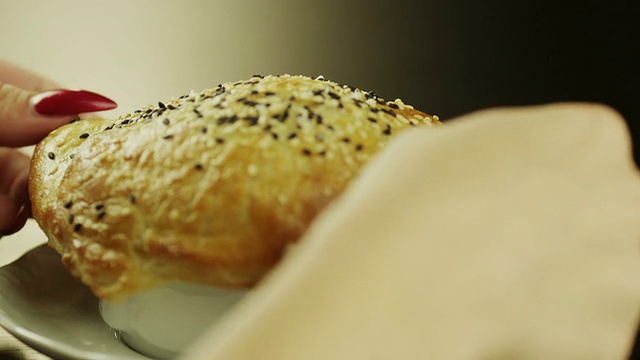 美味的龙虾奶油汤配烤白面包。视频素材