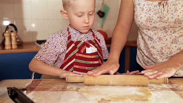 母亲和小儿子揉了一个姜饼面团视频素材