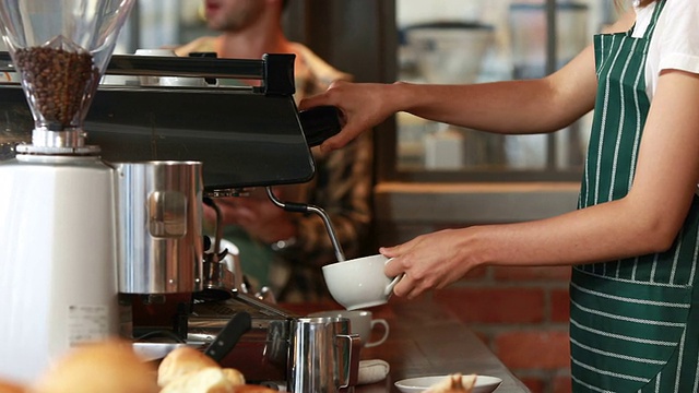 微笑的咖啡师在服务客户视频素材
