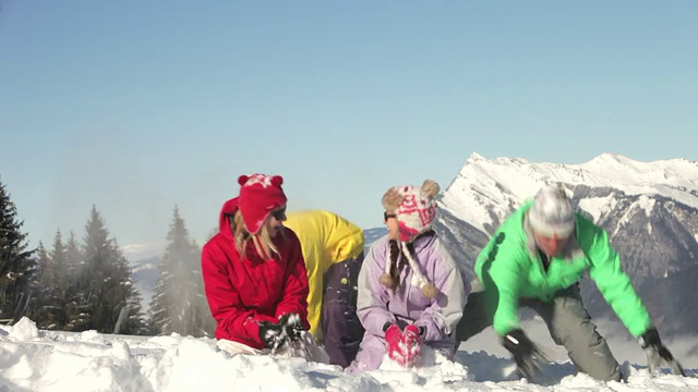 青少年家庭在山上打雪仗视频素材