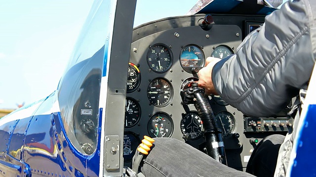 一架运动飞机的驾驶舱视频素材