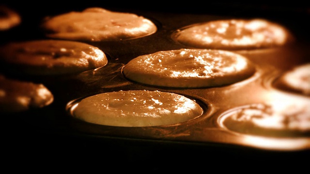 松饼烹饪黄金时光流逝，景深浅视频素材