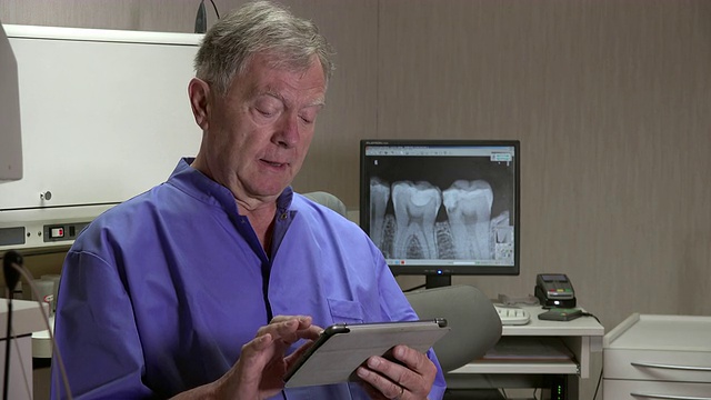 女医生在医院使用数字平板电脑视频下载