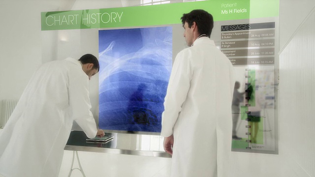 医生或实验室工作人员与未来的屏幕互动视频素材