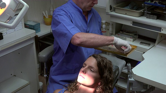 牙医为病人做检查视频下载