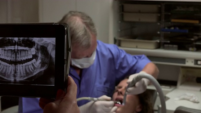 牙科护理在前景收音机视频素材