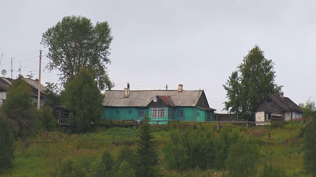 村庄在一座山上，附近有森林和河流视频下载