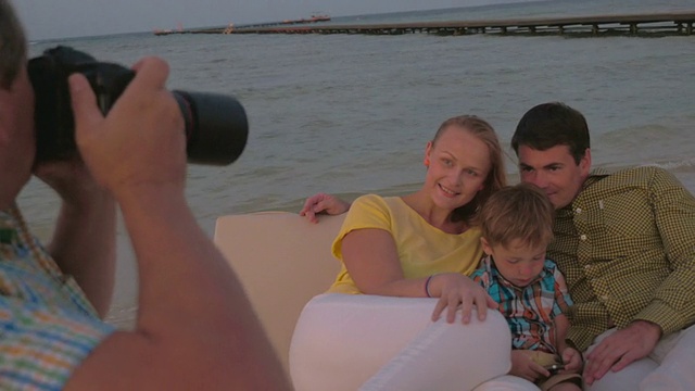 在海边拍家人的照片视频下载