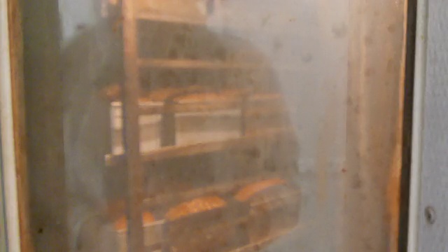 面包在工业烤箱中旋转视频下载