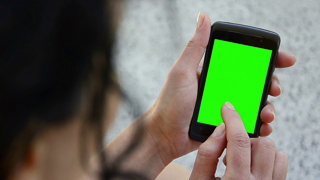 商业女性使用智能手机的触屏色度键-特写视频素材