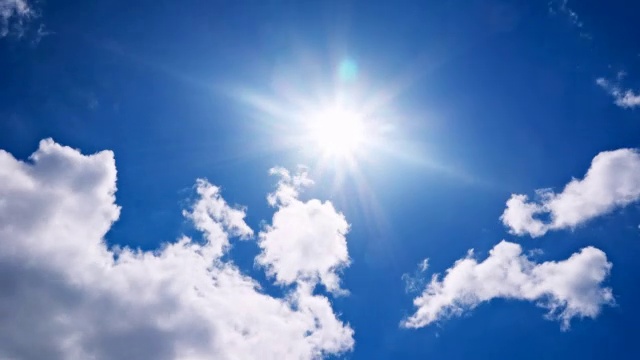 蓝天上的白云与阳光的延时视频素材