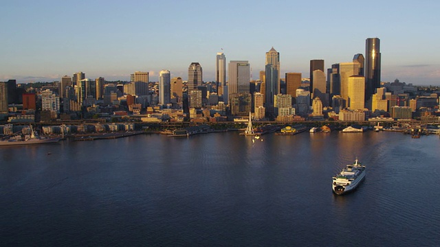 航拍渡轮和西雅图的天际线视频素材