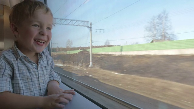 男孩在火车窗外挥手视频下载