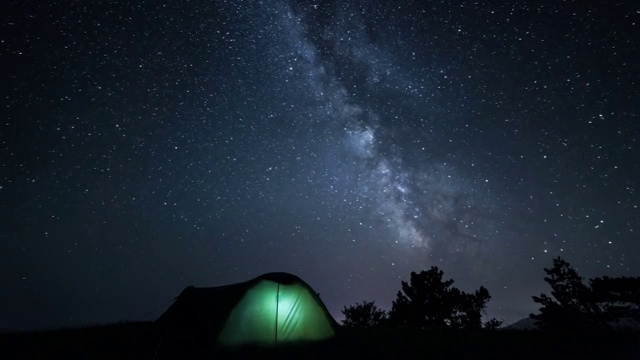 晚上在帐篷上方旋转的星星。时间流逝视频购买