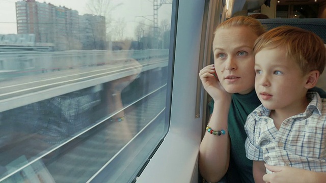 母子俩乘火车穿越城市视频素材