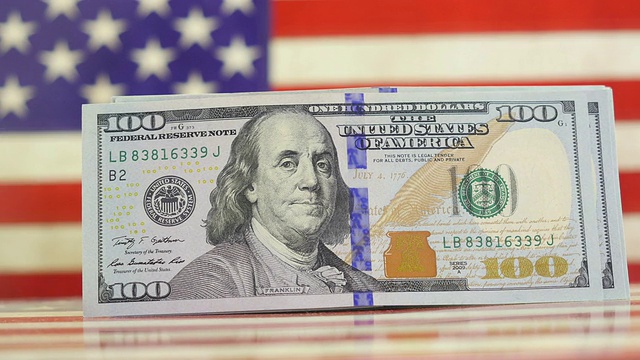 美国国旗上的百元美钞。视频下载
