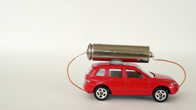 电动汽车，车顶装有电池的玩具汽车。视频素材