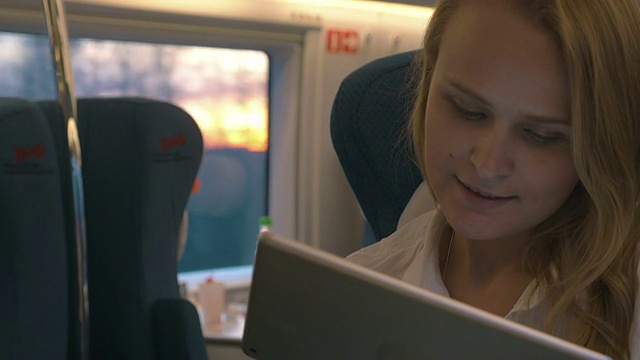 在火车上用触摸板交流的女人视频素材