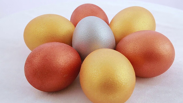 金色的复活节彩蛋孤立在白色的背景视频下载