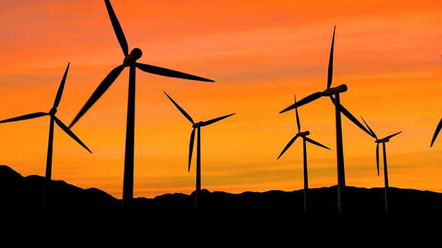 风力发电厂的涡轮机在日落视频素材