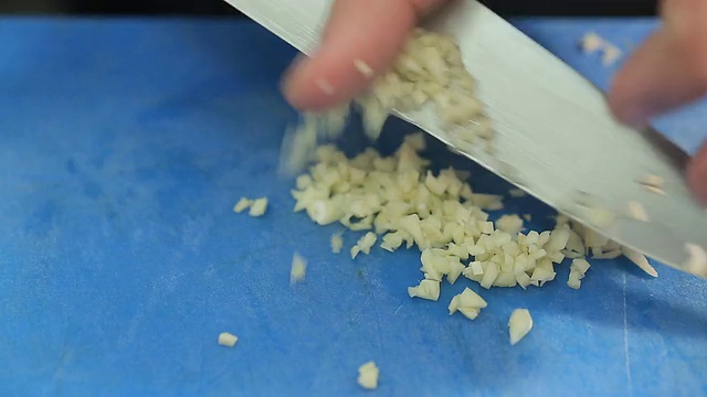厨师削减大蒜视频素材