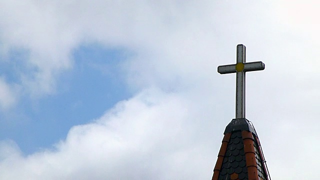 时间流逝的一个十字架与云通过的背景视频下载