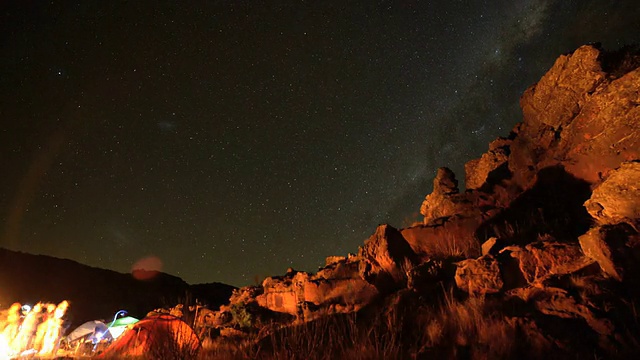 星星在山顶上移动的时间，夜晚的时间，从营地视频素材