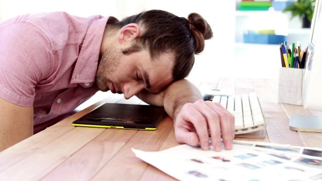 劳累过度的平面设计师睡在桌子上视频下载