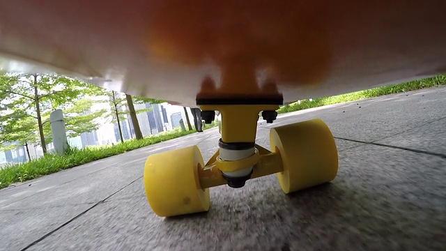 人们在城市的街道上玩滑板视频下载