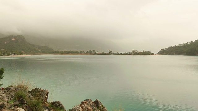 死海的蓝色泻湖和海滩(oludeniz)视频素材