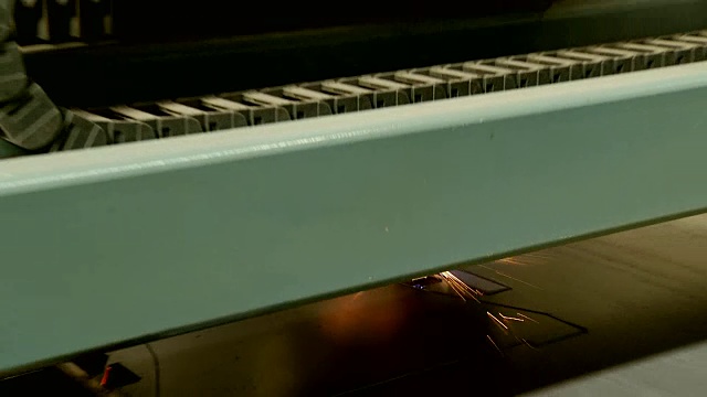 工业机器人激光切割机切割金属零件具有很高的精度视频素材