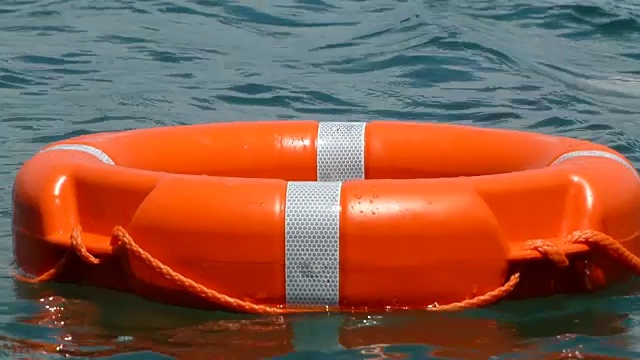 一个红色救生圈的特写镜头漂浮在水面上视频下载