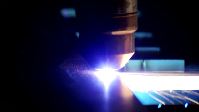 工业机器人激光切割机切割金属零件具有很高的精度视频素材
