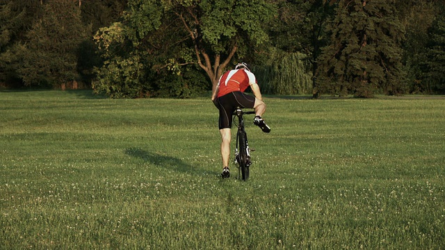 一个骑自行车的人练习交叉自行车的慢动作镜头视频下载
