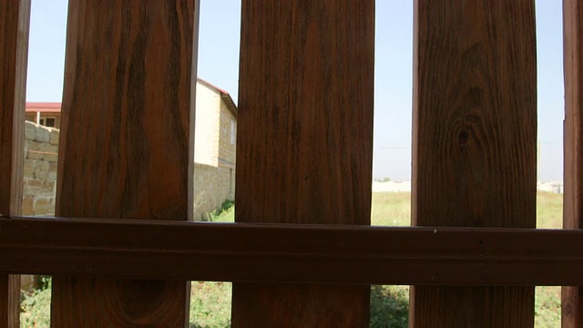 新木栅栏周围的后院摄影视频素材