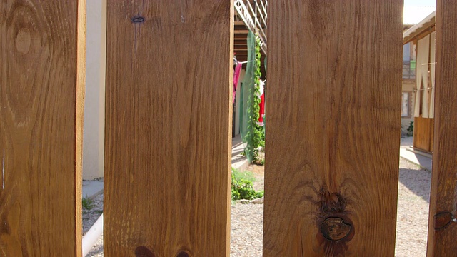 透过住宅区后院的木桩栅栏视频素材