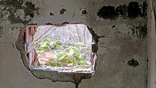 白色废墟房子的小窗户洞视频下载