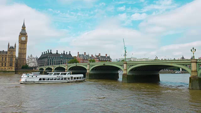 伦敦市中心泰晤士河上的威斯敏斯特桥和游船视频下载