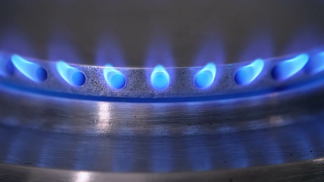 厨房煤气炉的煤气燃烧视频下载