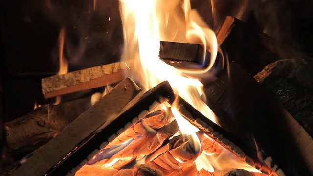 用木头和腿烧火视频素材