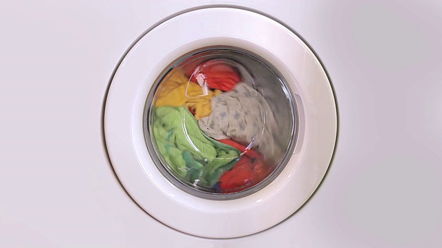 洗衣机转动-正面视图视频素材