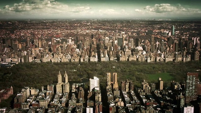 曼哈顿上城区的老式鸟瞰图，一拍两张。视频素材