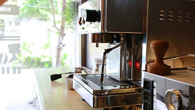 咖啡师打开咖啡机-慢动作视频素材