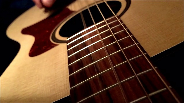 原声吉他弦-弹奏-紧焦点-低光视频下载