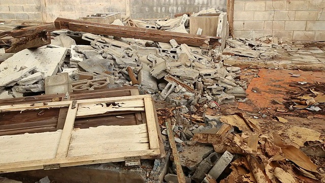 一堆被拆毁的建筑物的瓦砾视频素材