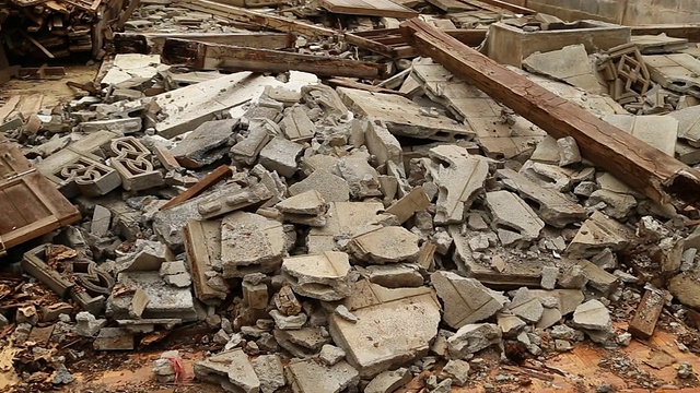 一堆被拆毁的建筑物的瓦砾视频素材
